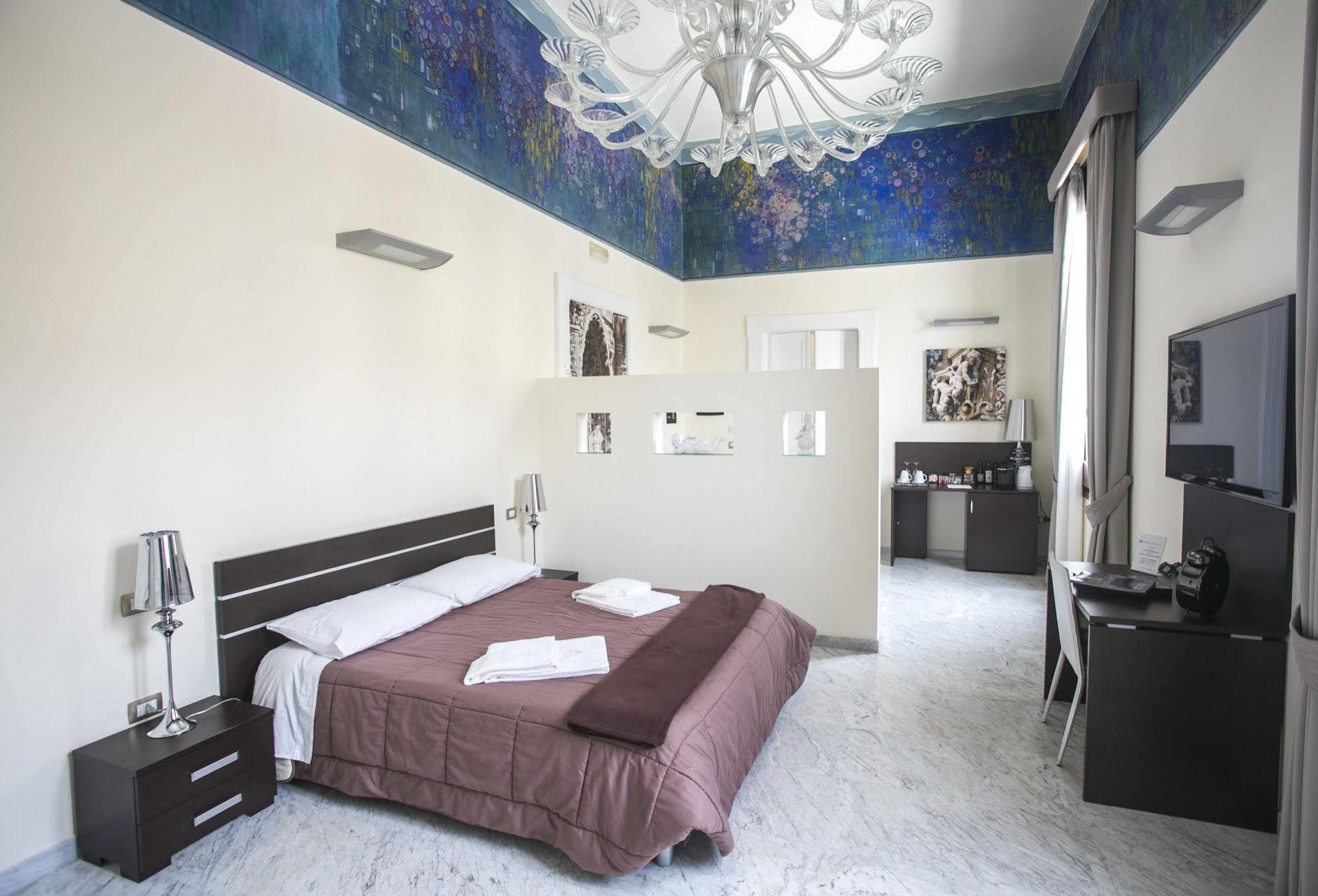 Apollo Suites Лече Екстериор снимка