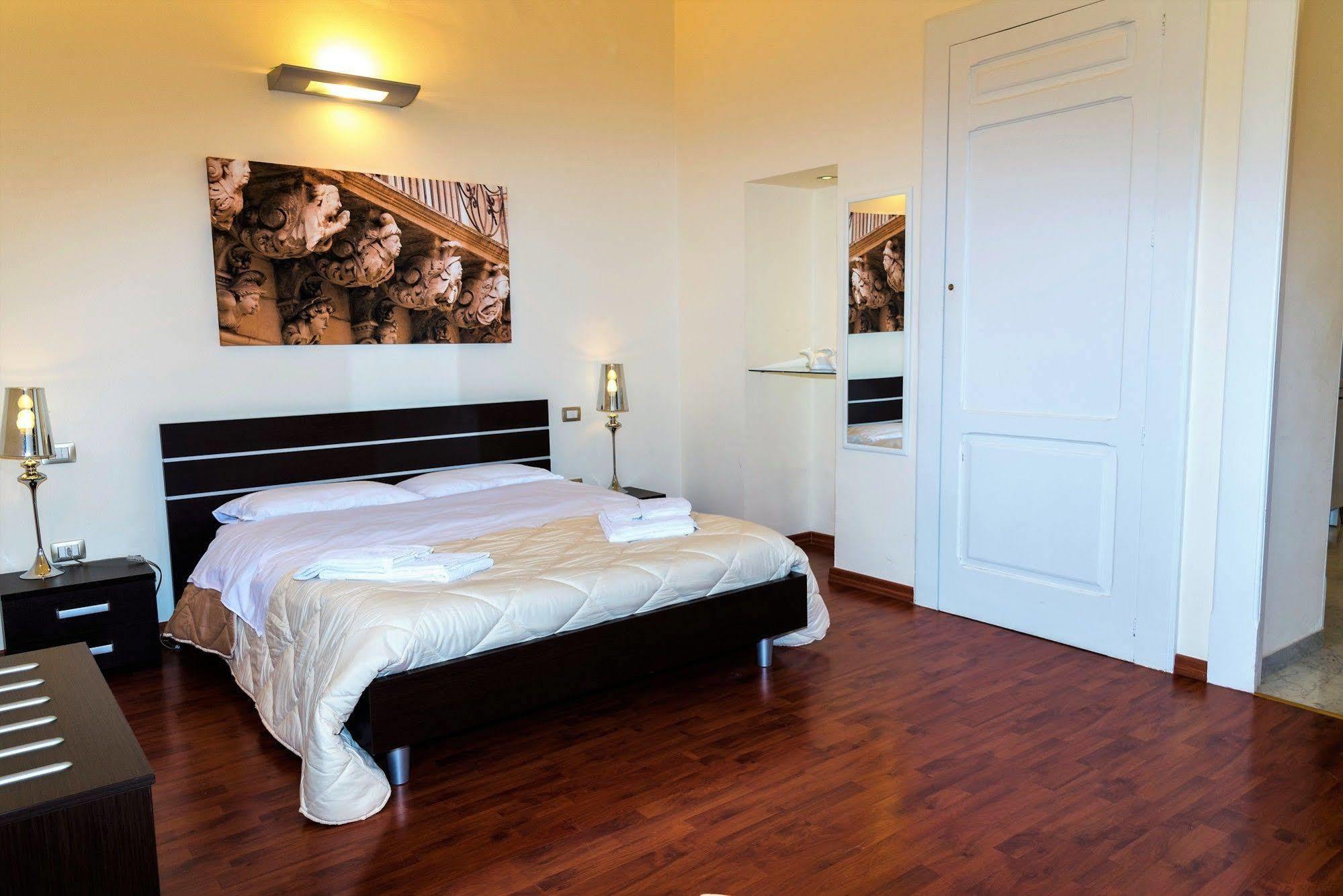 Apollo Suites Лече Екстериор снимка