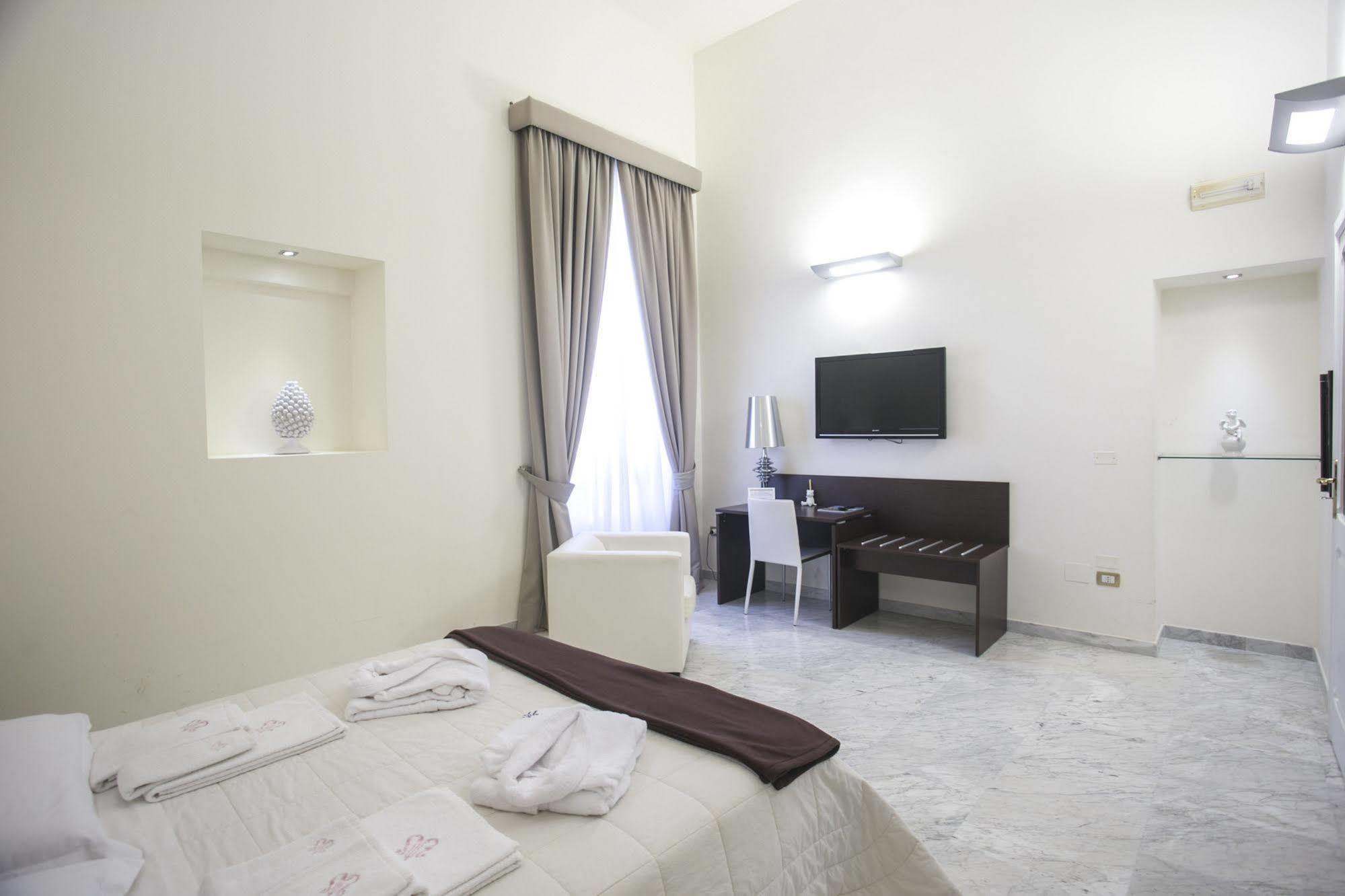 Apollo Suites Лече Екстериор снимка